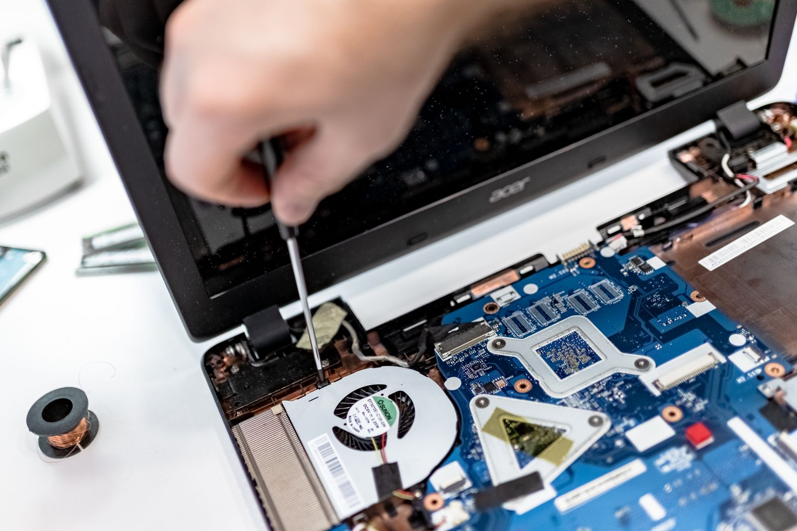 Kỹ thuật viên sửa laptop
