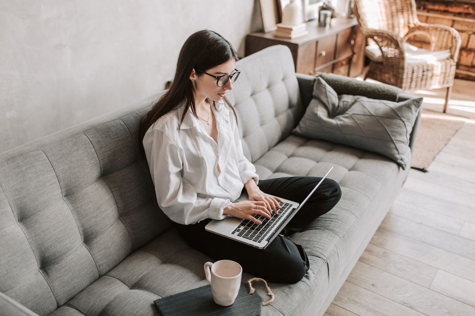 Nhân viên làm việc từ xa bằng laptop